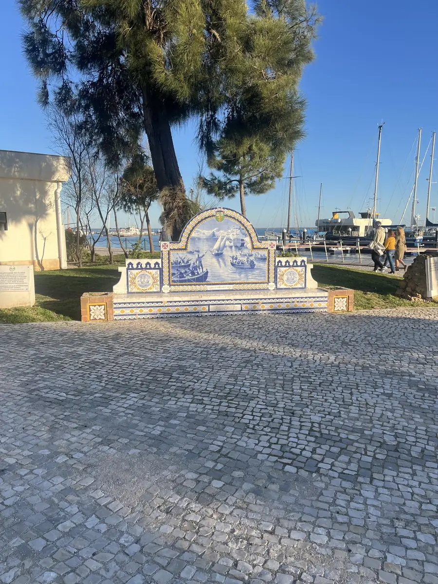 Banco de azulejos junto à ria