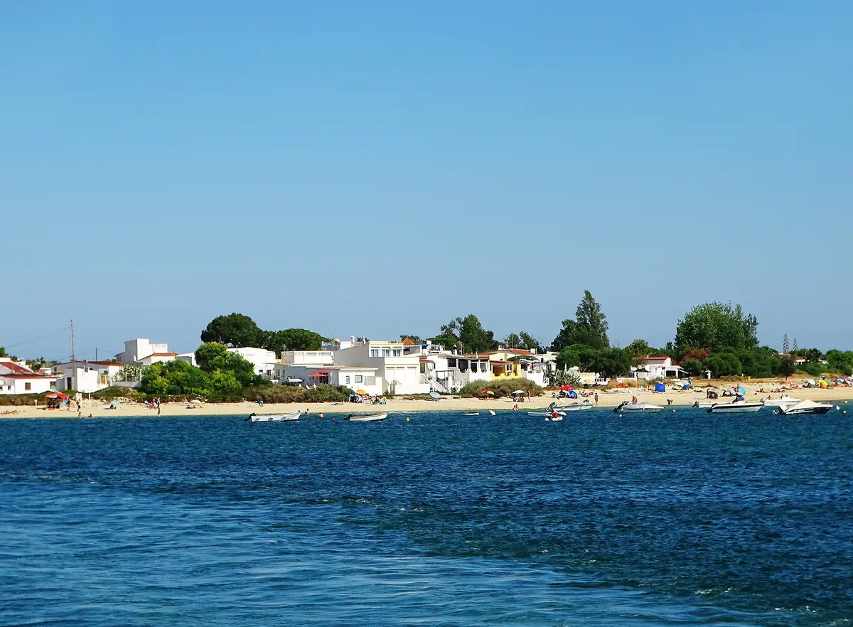 Casas da Ilha da Armona vistas da ria